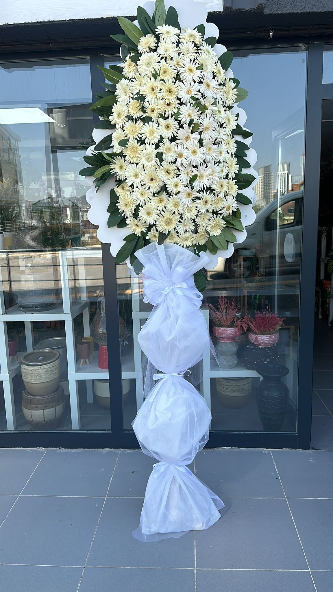 Ankara Çiçekçi - Ankara Çiçek Siparişi - Ankara Çelenk Siparişi -Çayyolu Çiçekçi - Çayyolu Çiçek Siparişi -  - Tek Katlı Çelenk Beyaz Gelberalı